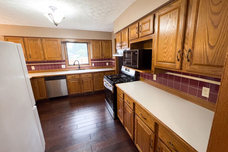 Photo 6 of 28 of 1100 Prescot Ave NW, Massillon, OH