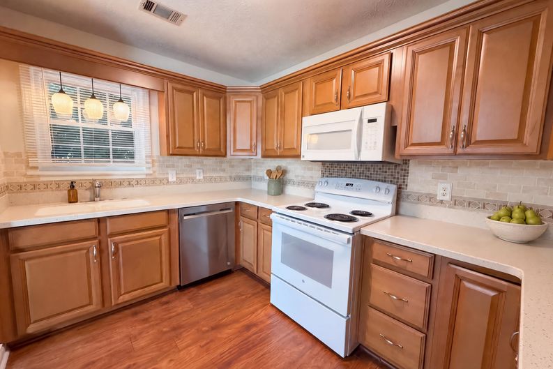 Photo 6 of 26 of 3040 Raymonds Ct, Loganville, GA