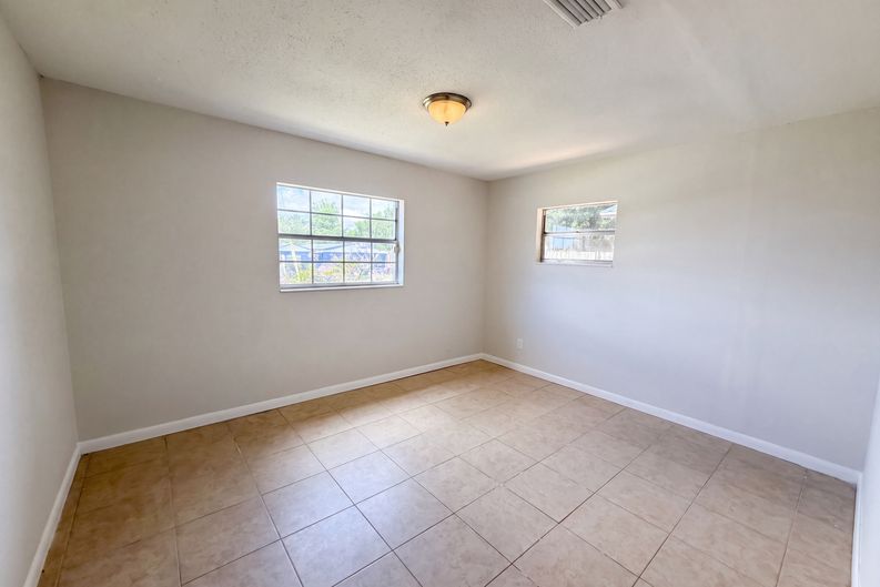 Photo 3 of 14 of 7018 Lynwood Dr, Tampa, FL