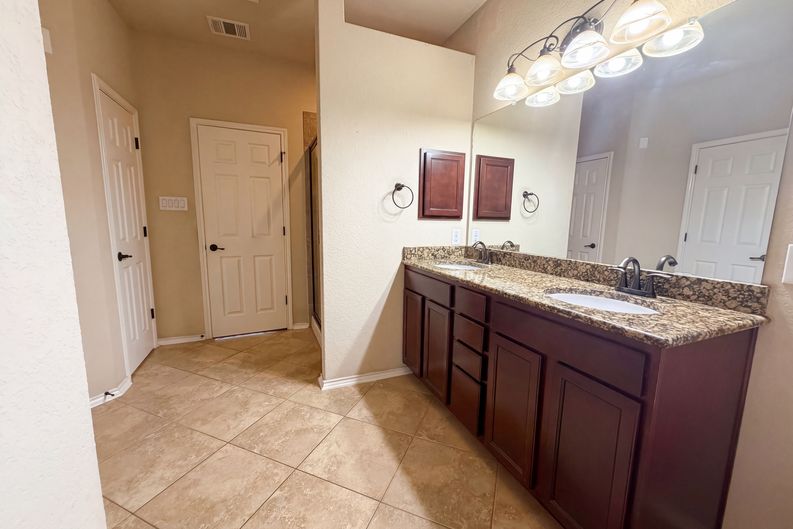 Photo 16 of 22 of 6941 Laura Hts, Schertz, TX