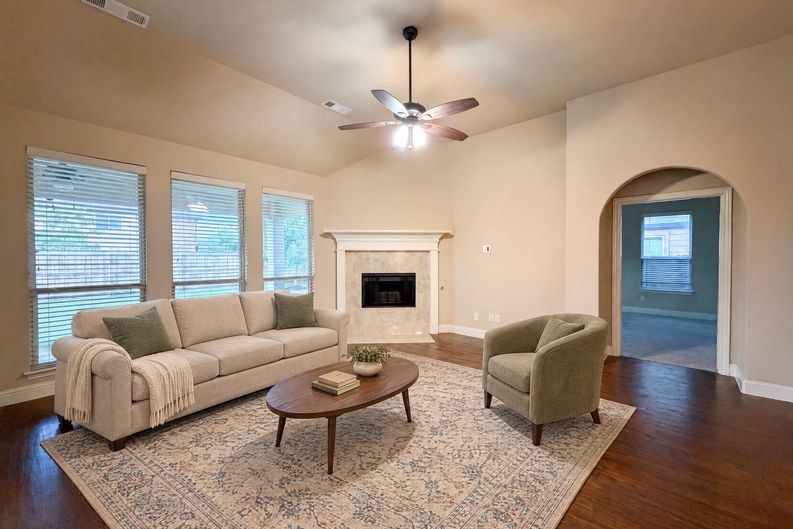 Photo 3 of 34 of 725 Lyndhurst Dr, Anna, TX