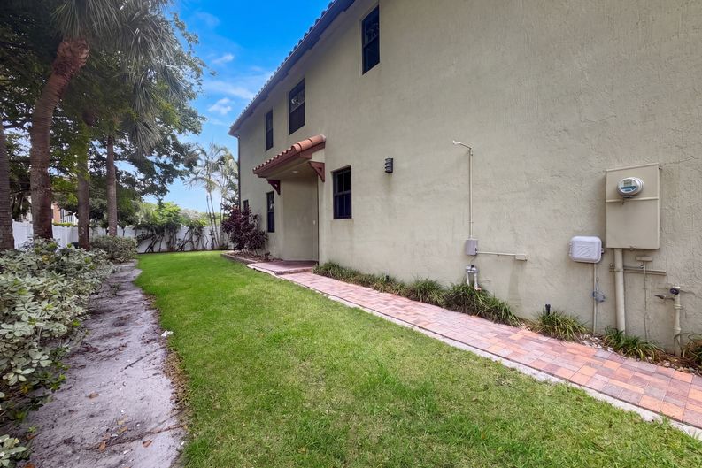 Photo 24 of 30 of 4967 NW 59th St, Tamarac, FL
