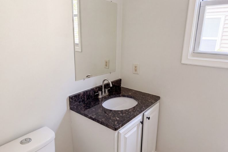 Photo 17 of 28 of 21425 Averhill St, Farmington Hills, MI