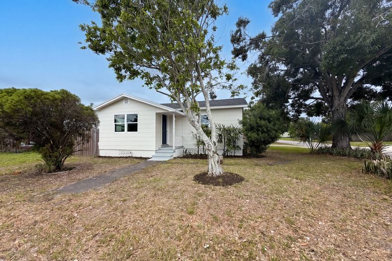 Photo 20 of 21 of 2596 38th Ave N, Saint Petersburg, FL
