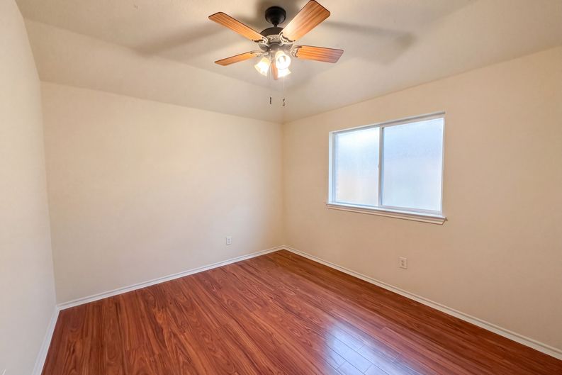 Photo 11 of 20 of 9816 Mullins Crossing Dr, Fort Worth, TX