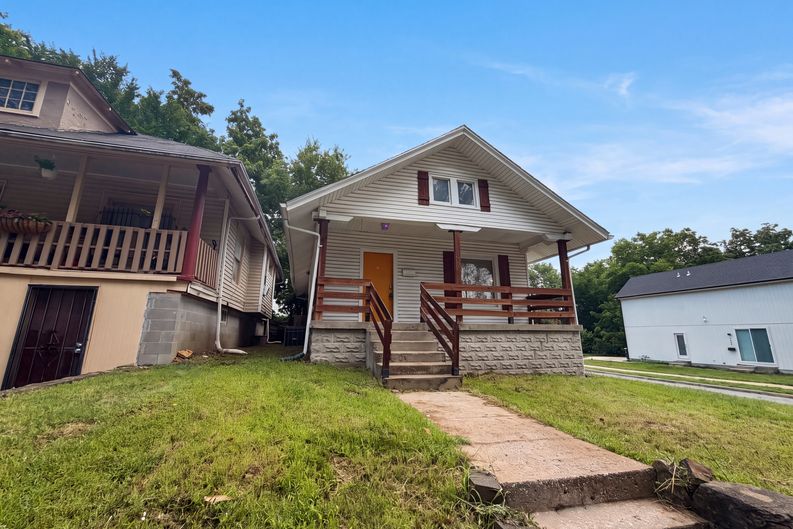 Photo 12 of 17 of 1316 E 44th St, Kansas City, MO