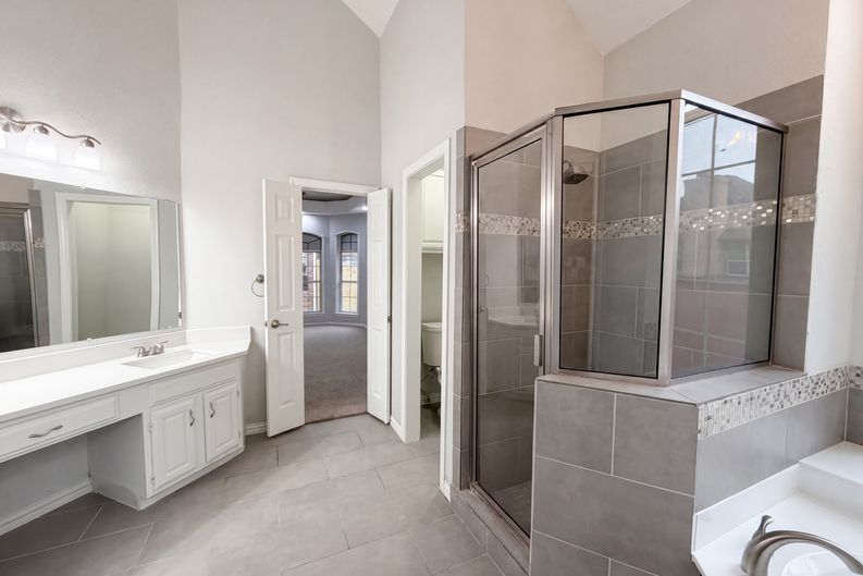 Photo 15 of 27 of 7707 Windmere Ct, Irving, TX