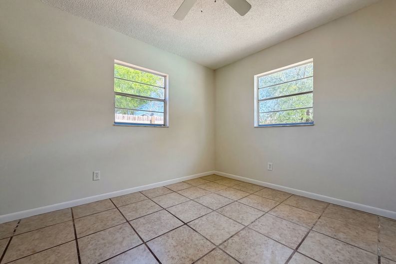 Photo 18 of 24 of 909 Winchester Ct, Brandon, FL