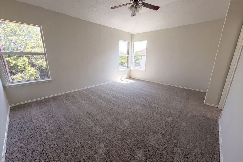 Photo 11 of 20 of 448 N Waterford Oaks Dr, Cedar Hill, TX