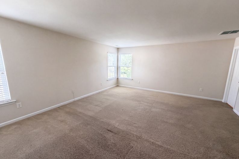 Photo 4 of 27 of 13306 Castlewellan Dr, Chester, VA