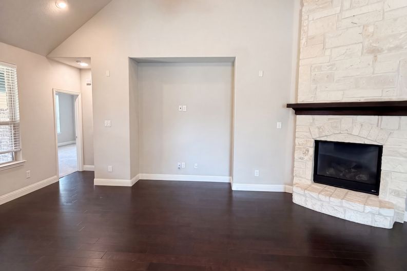 Photo 9 of 31 of 9920 Pikes Peak Pl, Little Elm, TX