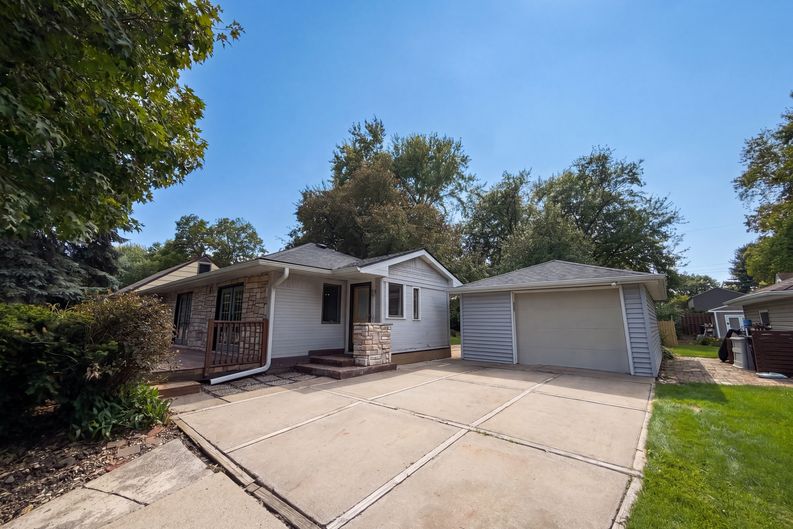 Photo 23 of 27 of 2591 Aldine St, Roseville, MN