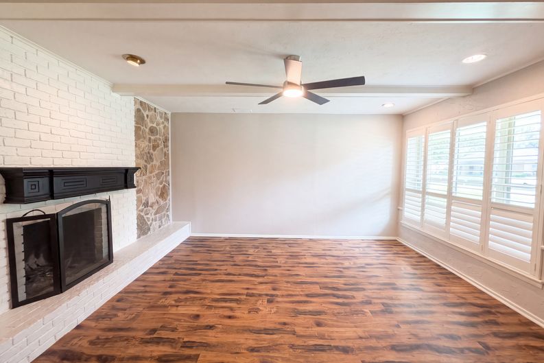 Photo 10 of 22 of 1618 Woodcrest Ln, Carrollton, TX