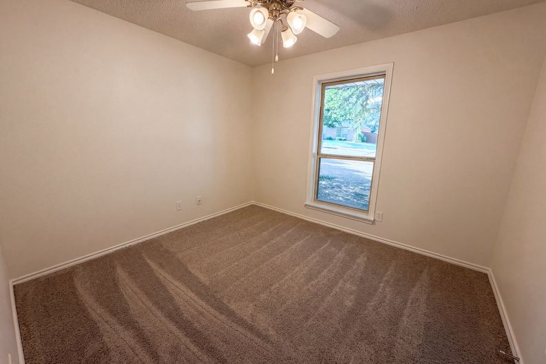 Photo 8 of 18 of 1406 Tad St, Ennis, TX