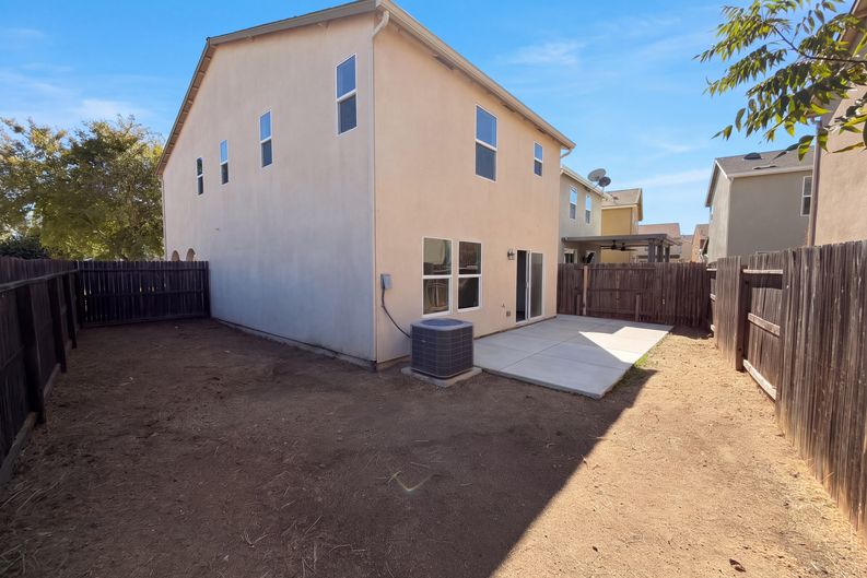 Photo 5 of 18 of 8260 Red Rock Dr, Sacramento, CA