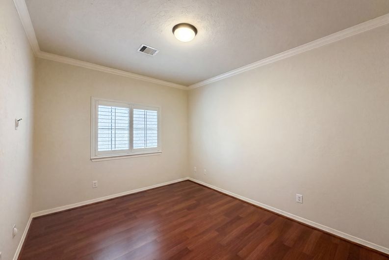 Photo 14 of 21 of 2942 Royal Oaks Crst, Houston, TX