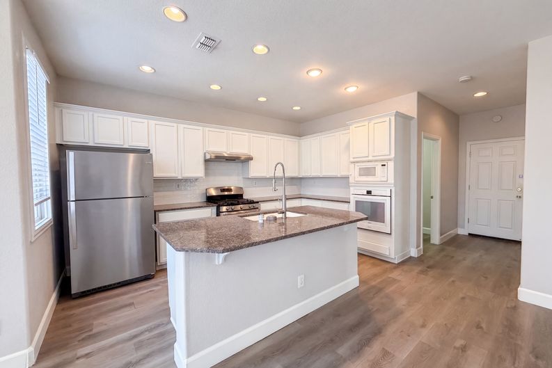 Photo 15 of 35 of 2571 Cantara Ct, Sacramento, CA
