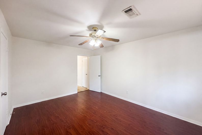 Photo 14 of 17 of 9538 Skyline Dr, Houston, TX
