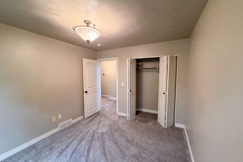 Photo 20 of 31 of 14496 S Fox Creek Dr, Herriman, UT