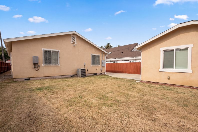 Photo 5 of 22 of 1138 S St Andrews Pl, Los Angeles, CA