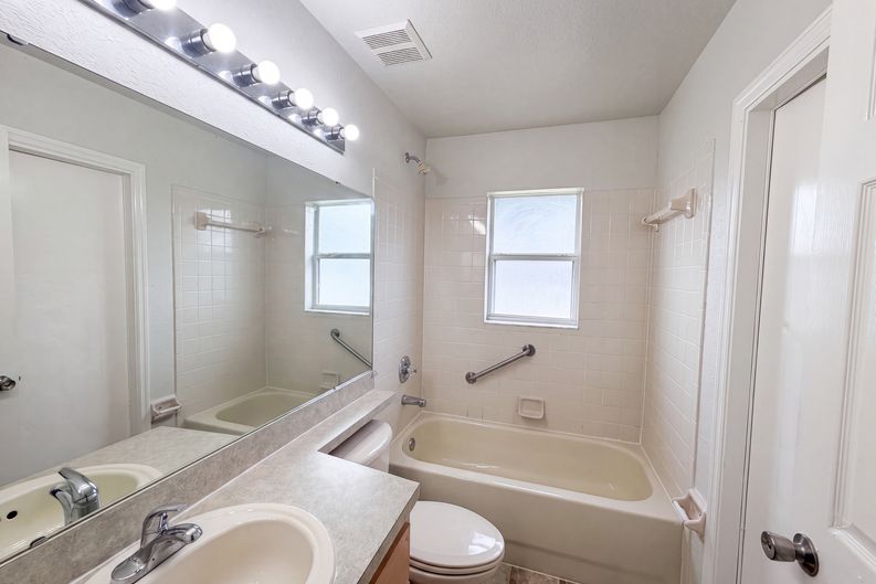 Photo 14 of 19 of 1038 Highland Crest Cir, Lake Wales, FL