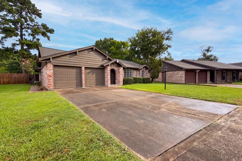 Photo 20 of 22 of 16338 Hollow Wood Dr, Houston, TX