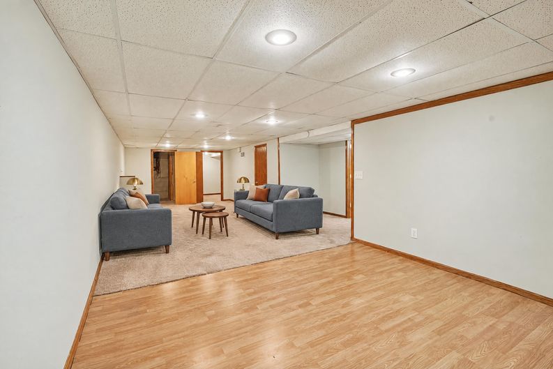 Photo 19 of 28 of 811 Leecrest St NW, Massillon, OH