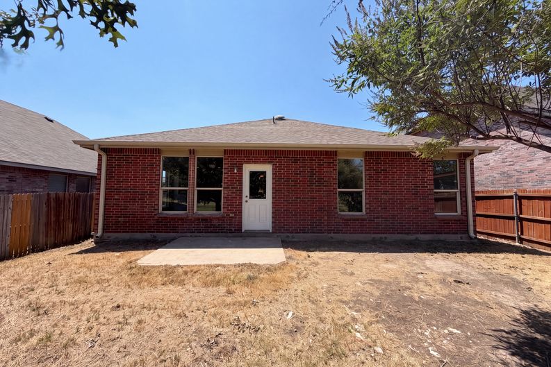 Photo 5 of 19 of 5928 Deck House Rd, Fort Worth, TX