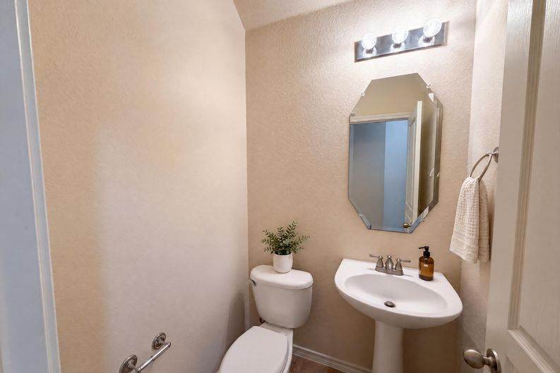 Photo 13 of 20 of 9816 Mullins Crossing Dr, Fort Worth, TX