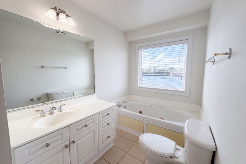Photo 16 of 21 of 4933 Lake Palmetto Ln, North Charleston, SC