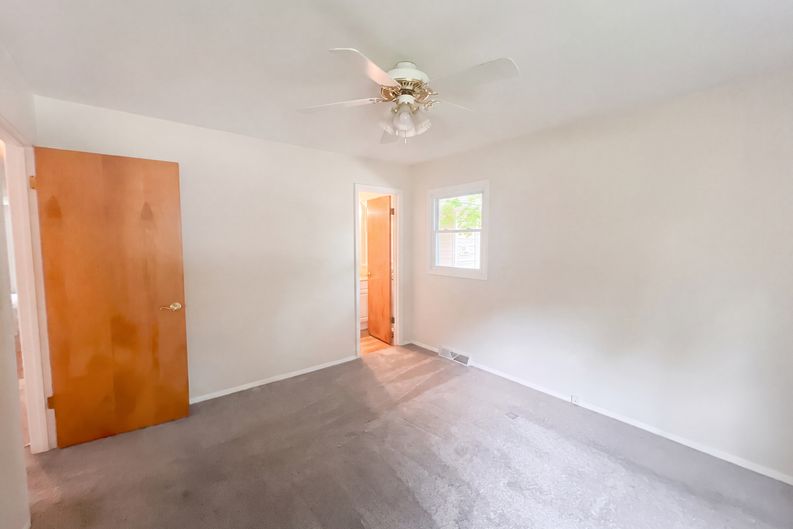 Photo 8 of 16 of 912 Hollycrest Dr, Champaign, IL