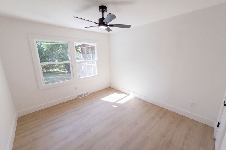 Photo 12 of 23 of 4200 Abbeydale Dr, Charlotte, NC