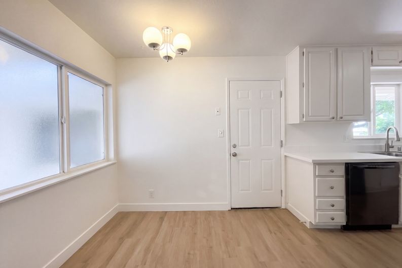 Photo 6 of 30 of 5313 Fernwood Way, Sacramento, CA