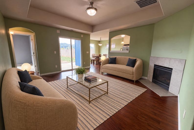 Photo 3 of 14 of 1615 SE Jonathan Ave, Dallas, OR