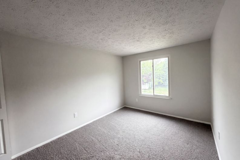 Photo 10 of 18 of 918 Bremerton Dr, Indianapolis, IN