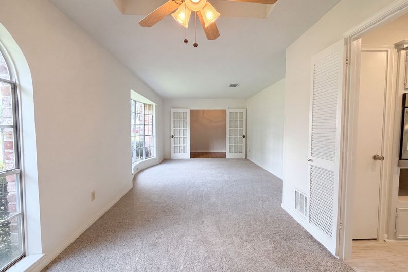 Photo 7 of 22 of 16338 Hollow Wood Dr, Houston, TX
