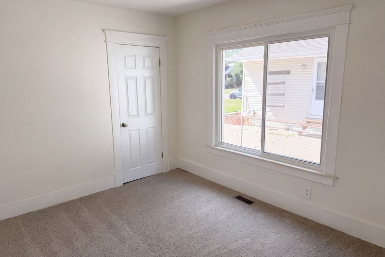 Photo 8 of 17 of 21420 Jefferson St, Farmington Hills, MI