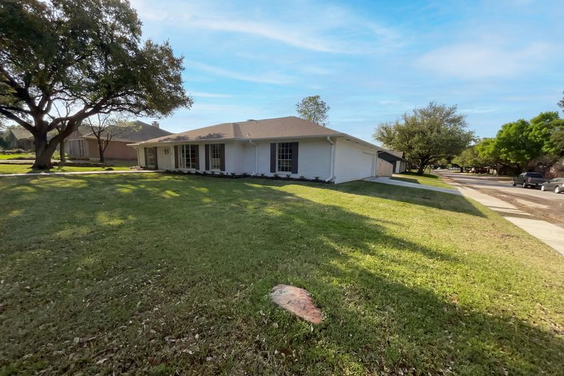 Photo 16 of 19 of 2800 N Surrey Dr, Carrollton, TX