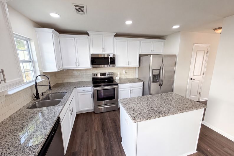 Photo 12 of 26 of 9833 Wardley Dr, Charlotte, NC