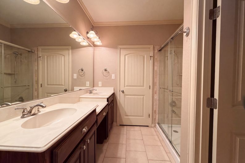 Photo 7 of 20 of 5107 Chesterfield Pl, Arlington, TX
