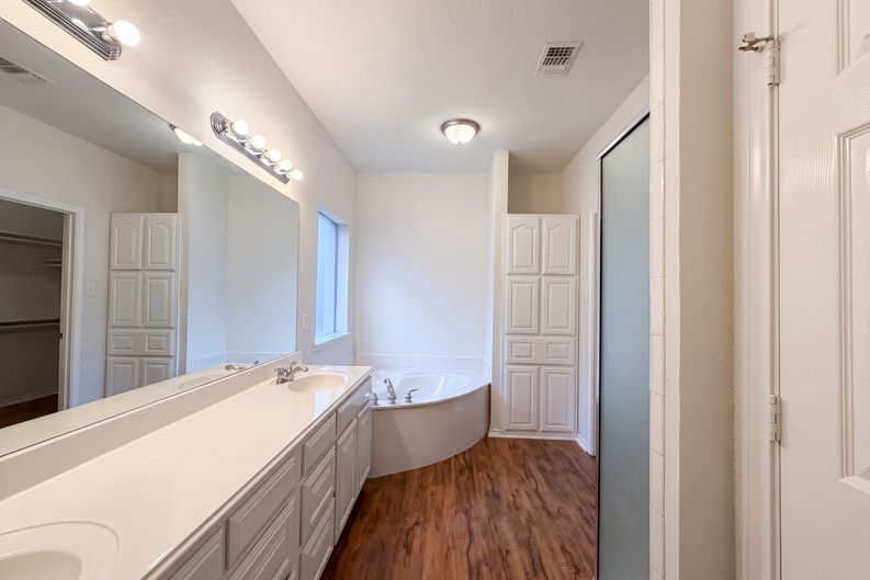 Photo 15 of 27 of 6218 Kingswood Dr, Arlington, TX