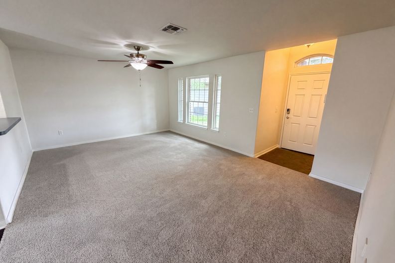 Photo 3 of 16 of 1706 Barlow Trl, Corpus Christi, TX