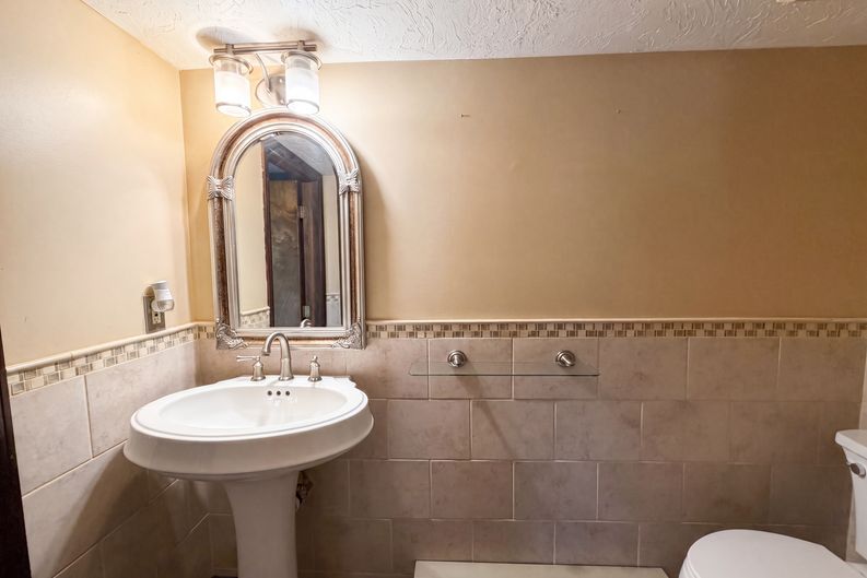Photo 13 of 25 of 1015 Kingsway Dr, Lorain, OH