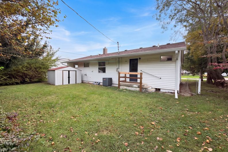 Photo 5 of 26 of 404 Brewer Dr, Greenwood, IN