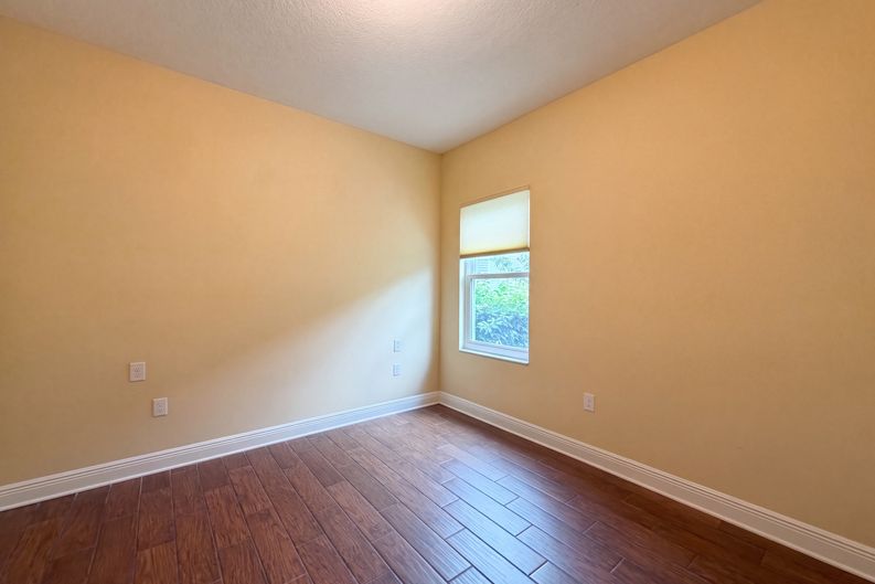 Photo 15 of 24 of 1121 Thornbury Dr, Parrish, FL