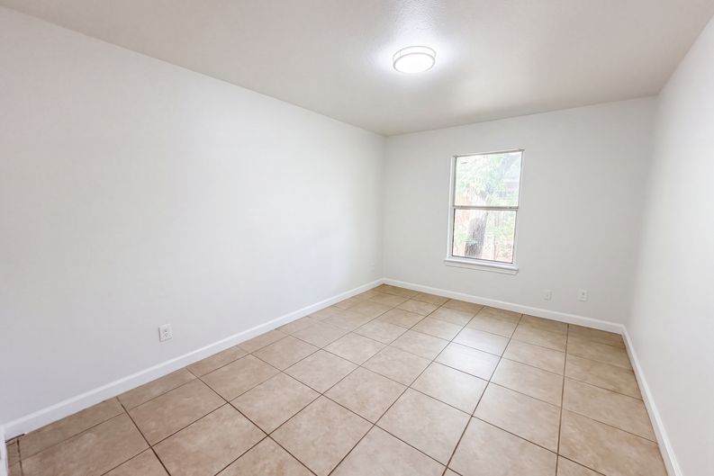 Photo 9 of 17 of 1322 E Waco Ave, Dallas, TX