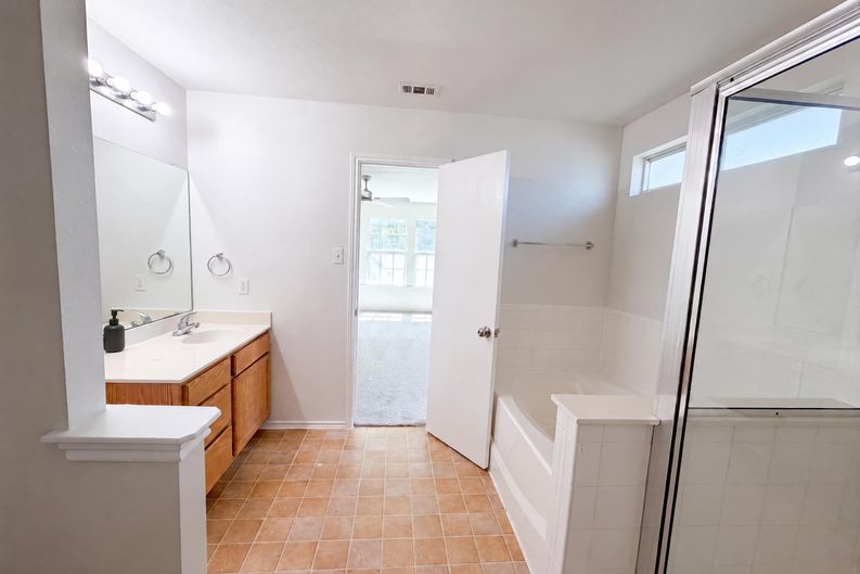 Photo 15 of 20 of 710 Encanto Dr, Leander, TX