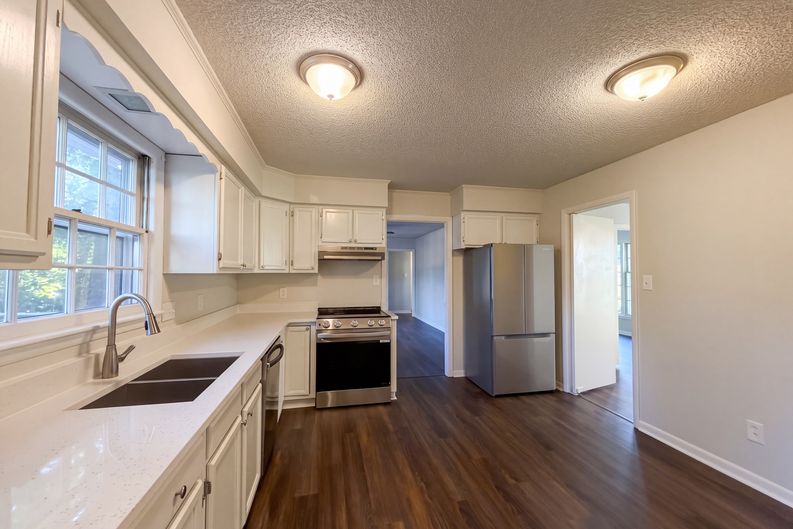 Photo 6 of 20 of 2101 Fordham Dr, Fayetteville, NC