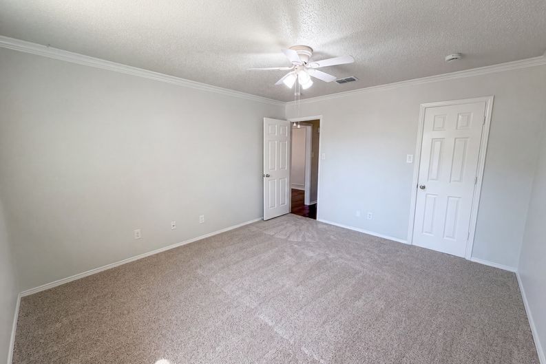 Photo 14 of 27 of 1208 Hillcrest Dr, Euless, TX