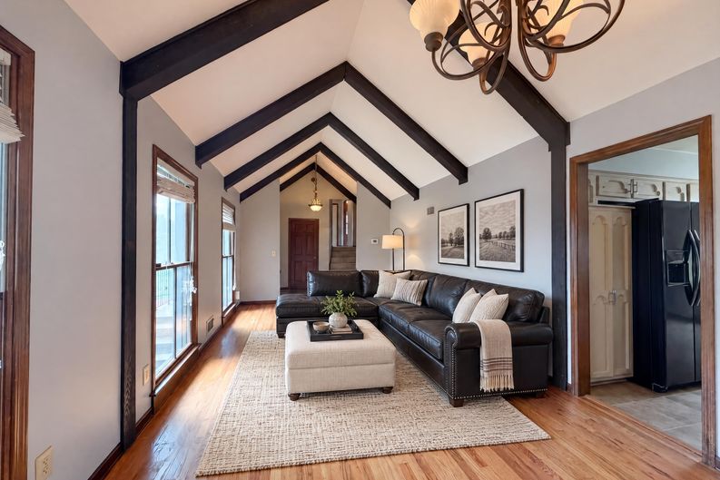 Photo 8 of 27 of 6916 N Overland Dr, Kansas City, MO